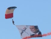 رجال المظلات يرفعون صور الرئيس السيسى بسماء مصر فى حفل تخرج الكليات العسكرية