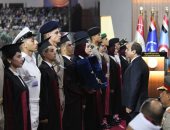 أوائل الكليات العسكرية والجامعات يقدمون للرئيس السيسى هدايا تذكارية (صور)