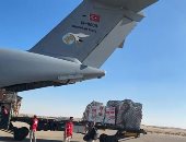 استمرار تدفق المساعدات الإنسانية على مطار العريش.. فيديو وصور