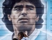 جماهير نابولى تحتفل بجدارية جديدة لتخليد مارادونا فى سانتا ماريا.. فيديو