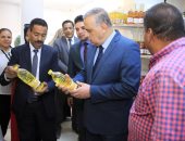 محافظ سوهاج يتفقد عددا من المحلات لمتابعة تطبيق مبادرة "خفض أسعار السلع"