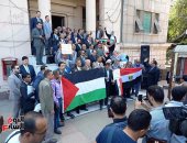 محامون ينظمون وقفة على سلالم نقابتهم للتضامن مع الشعب الفلسطينى  