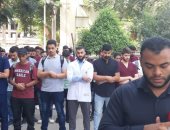 طلاب طب أسنان القاهرة يؤدون صلاة الغائب على شهداء مستشفى المعمدانى.. صور