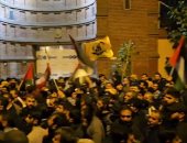 مظاهرة غاضبة أمام السفارة الفرنسية في طهران تنديدًا بالمجازر الإسرائيلية.. فيديو