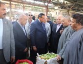 وزير التنمية المحلية يتفقد سوق العبور لمتابعة توفر الخضراوات والفاكهة