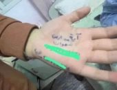إذا نجت يدي فهذا اسمي.. لوحة لطفلة فلسطينية كتبت اسمها على كفها انتظارا لاستشهادها