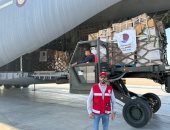 استمرار وصول المساعدات الإنسانية الدولية مطار العريش لإدخالها إلى غزة.. صور