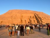 10 آلاف سائح يزورون معبد أبوسمبل بعد أول ساعة من فتح أبوابه.. فيديو وصور