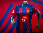 إعلان مثير للجدل يظهر على قميص برشلونة ضد ريال مدريد فى الكلاسيكو.. صور