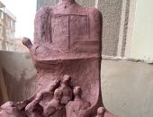 دعمًا لفلسطين.. طارق الكومى يصمم تمثال "الأم تحتضن أطفالها الملفوفين بالكفن"