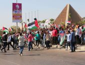 تحيا مصر.. مسيرات جديدة تنضم للمواطنين أمام المنصة بشعار "الشعب العربى واحد"