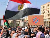 تزايد أعداد المشاركين بالمسيرة التضامنية مع الفلسطينيين أمام مسجد الحصرى