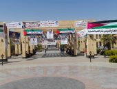 لافتات الدعم لفلسطين بميدان المحطة فى أسوان قبل صلاة الجمعة.. صور