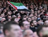 ليفربول ضد إيفرتون.. علم فلسطين يزين ملعب "آنفيلد" فى ديربي الميرسيسايد