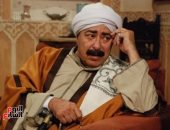 فيديو نادر.. صلاح السعدني يشاهد مسلسل أرابيسك وسط أسرة تونسية