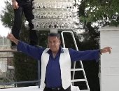 رجل من قبرص يحقق الرقم القياسي بحمل عدد الكؤوس المتوازنة على رأسه