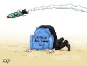 العالم يدفن رأسه بالرمال تجاه اعتداء إسرائيل على الفلسطينيين فى كاريكاتير اليوم السابع