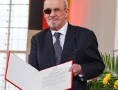 سلمان رشدى يتسلم جائزة السلام الألمانية 2023.. صور وفيديو