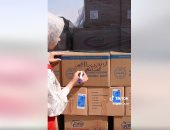 أعضاء الهلال الأحمر المصرى يوجهون رسائل "جبر خواطر" لأهالي غزة عبر كراتين المساعدات