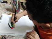 فلسطين فى عنينا.. الطفل "أنس" يعبر عن دعمه لأهل غزة بلوحة فنية