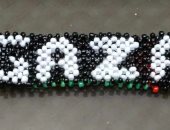 "أميرة" تتضامن مع أهالى غزة باكسسوارات مصممة من الخرز والكروشيه