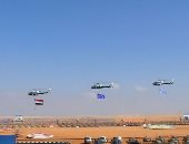 الرئيس السيسي يشاهد عرضا للقوات الجوية خلال تفقد الفرقة الرابعة المدرعة بالسويس