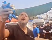 أولادى فداء الوطن.. فلسطيني يوزع الحلوى بعد استشهاد أولاده وزوجته 