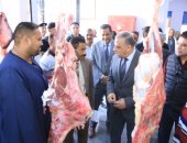 محافظ سوهاج يتفقد سوق "ناصر" الحضرى ويتابع توافر السلع الغذائية 
