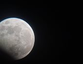 مركز الطقس الفضائي بجامعة حلوان يرصد ظاهرة خسوف القمر.. صور