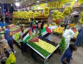 غزة فى قلب سوق العبور.. التجار يرسمون علم فلسطين بالخضراوات والفواكه