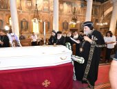 البابا تواضروس يصلى تجنيز الأنبا أثناسيوس بالكنيسة البطرسية