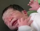 يولد الأمل من رحم المعاناة.. ولادة طفل فلسطيني وسط القصف يثير تعاطف السوشيال