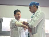 هاني شاكر يجري عملية جراحية فى ذراعه