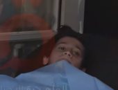 طفل فلسطينى يتلقى رعاية طبية قبيل نقله إلى المستشفيات المصرية عبر رفح