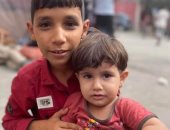 مشاهد لأشقاء فلسطينيين يضربون أروع الأمثلة فى السند.. "فى ضهر بعض"