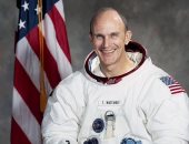 وفاة كين ماتينجلي رائد فضاء رحلة أبولو 16 حول القمر ومنقذ فريق رواد ناسا