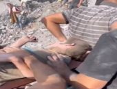 طفلة فلسطينية تتساءل بعد إخراجها من تحت الإنقاض: عمو رايحين على المقبرة؟