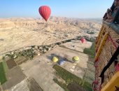 تحليق 1120 سائحا على متن 40 رحلة بالون طائر بالبر الغربى.. صور