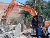وزير الرى ومحافظ بنى سويف يتابعان أعمال إزالة تعديات بالبناء على النيل