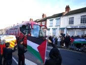 الجماهير تستقبل حافلة ليفربول بأعلام فلسطين قبل لقاء لوتون تاون.. صور