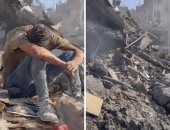 قضيتهم قضيتنا.. عبد الله يعرف الأجانب بقضية وألم غزة بلوحات فنية