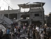 آثار الغارات الجوية الإسرائيلية على مخيم المغازي بقطاع غزة