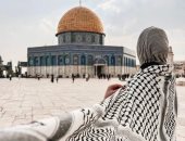 5 أفكار مختلفة لارتداء الشال الفلسطيني.. اختار اللى يناسبك