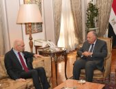 وزير الخارجية يؤكد لمسؤول أممى ضرورة دعم الأطراف الدولية الوقف الفوري لإطلاق النار .. "شكري" يشدد على ضرورة إيصال المساعدات اللازمة لسكان قطاع غزة .. و"فولكر" يثمن جهود مصر على مسار احتواء تداعيات الأزمة