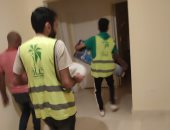 متطوعون من شمال سيناء يجهزون ناديا اجتماعيا لخدمة مرافقى جرحى غزة.. صور