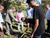 رئيس جامعة كفر الشيخ يزرع الأشجار ويكرم المتميزين خلال ختام الأسبوع البيئى للكليات 