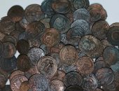 غواص إيطالى يكتشف 30 ألف قطعة نقدية برونزية