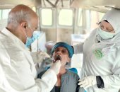 توقيع الكشف الطبى على 1354 حالة خلال قافلة طبية بمركز بنى مزار بالمنيا