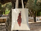 تحافظ على الهوية.. "نورا" صممت حقيبة "توتى باج" مطبوع عليها خريطة فلسطين