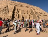 أفواج سياحية من مختلف الجنسيات تزور معبد أبوسمبل اليوم